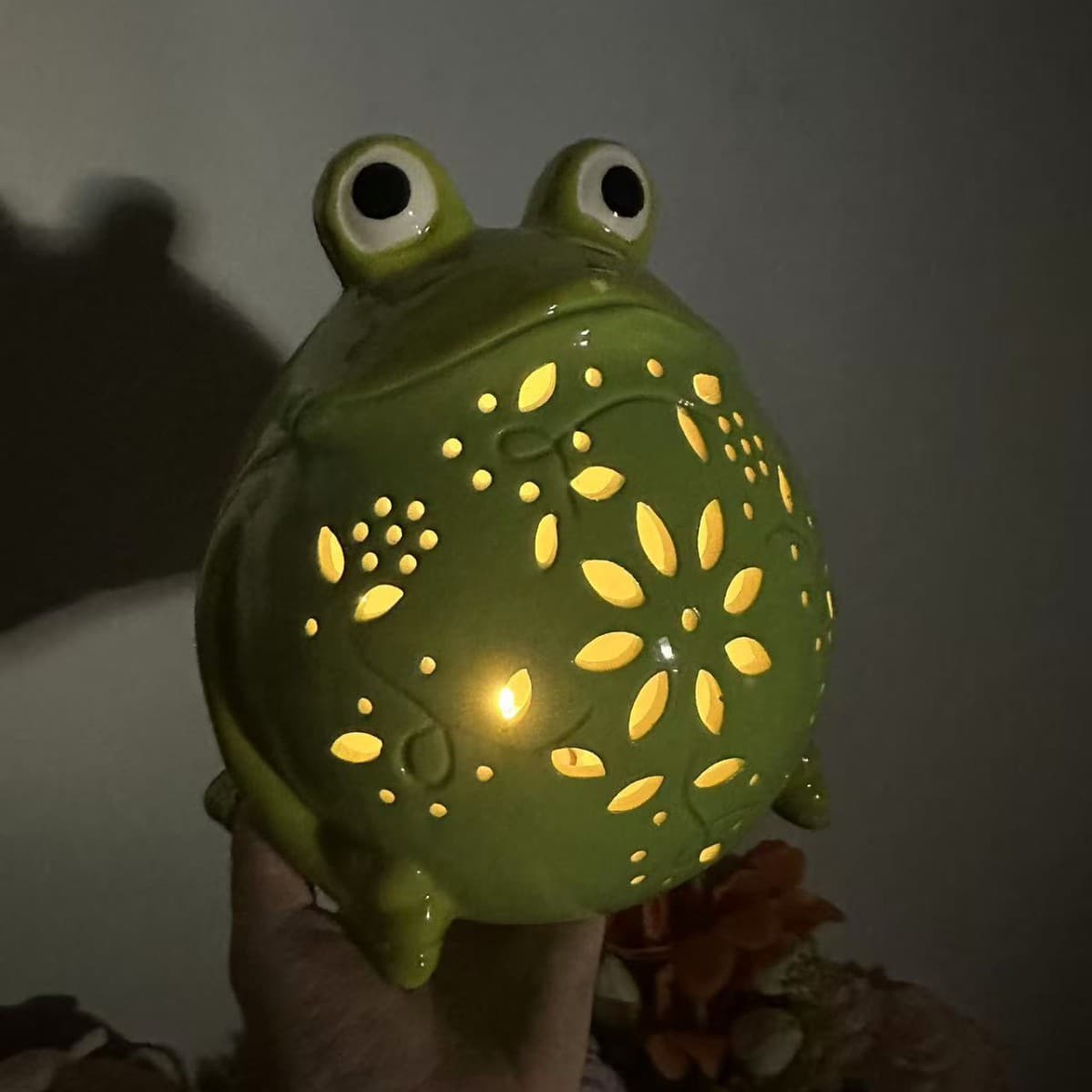 Ceramic crafts ornaments, creative gifts, novel and practical decorations, animal frogs, porcelain night lights, home and garden decorations