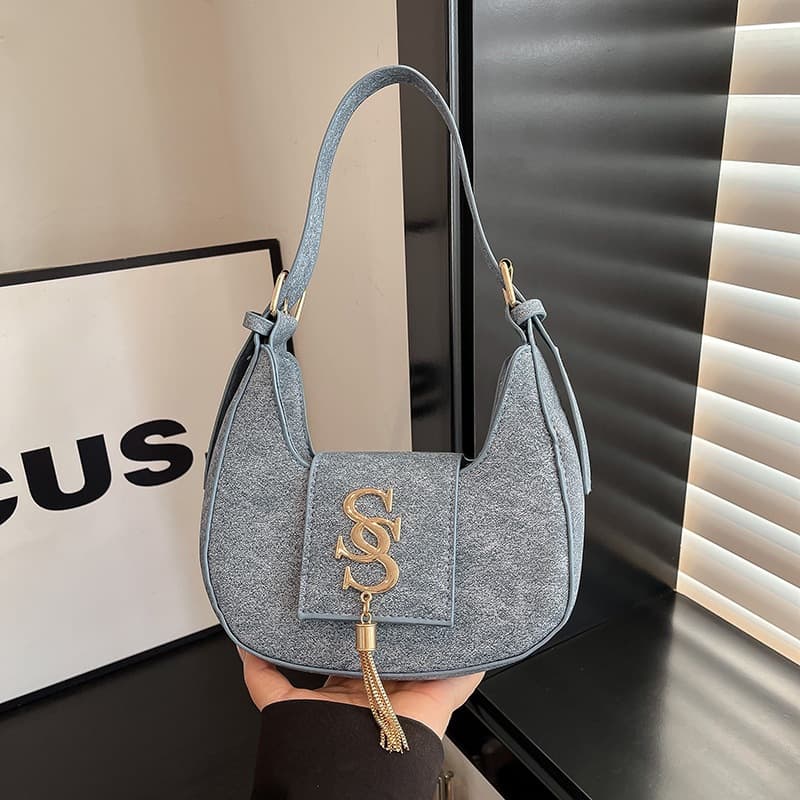 Fashion Hardware Tassel Crescent Bag for Women, Trendy and Personalized Shoulder Bag, Aesthetic Retro Chic Underarm Bag