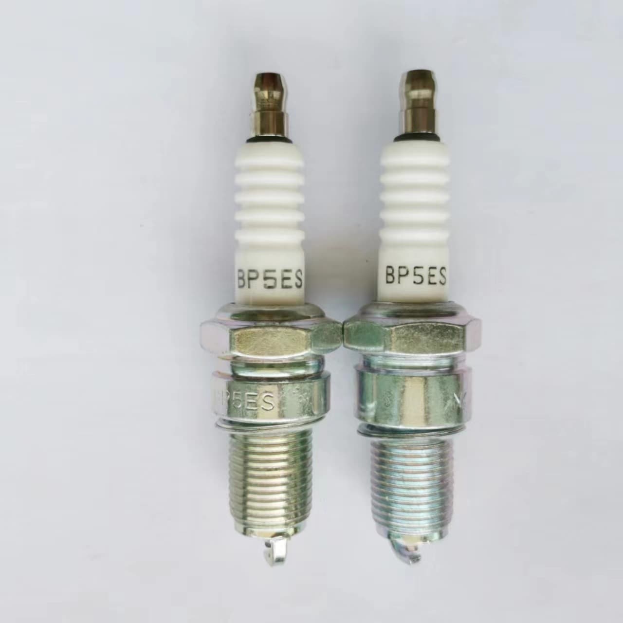 BP5ES Spark Plug for Haojue 100 Motorcycle Gasoline Concrete Grinder Spark Plug 168 Generator Plug