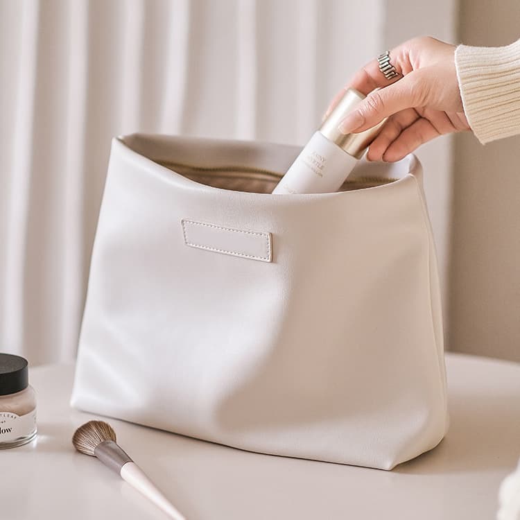 2026 New Creamy Cosmetic Bag Women's Portable Large Capacity Makeup Brush Storage Bag Waterproof Travel Toilet Bag