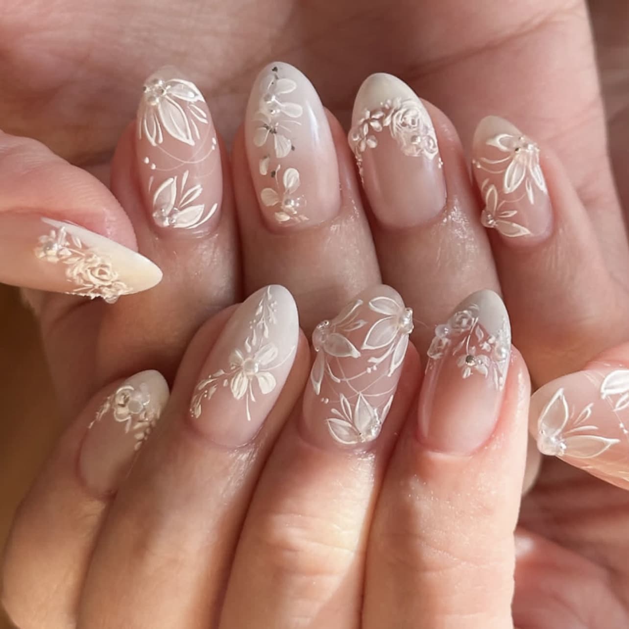 3D Fresh French Gradient Export Wearable Nails Autumn Winter Short Almond Nail Tips Glitter Flower Nail Art