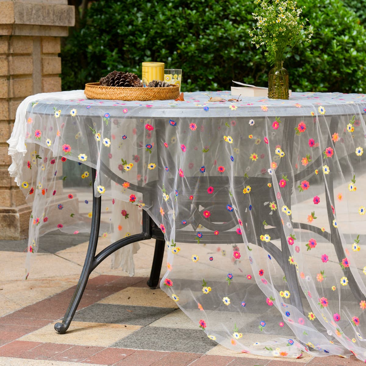 Cross-border foreign trade Amazon Xiyin temu popular embroidered flower table flag white mesh table flag supports drop shipping