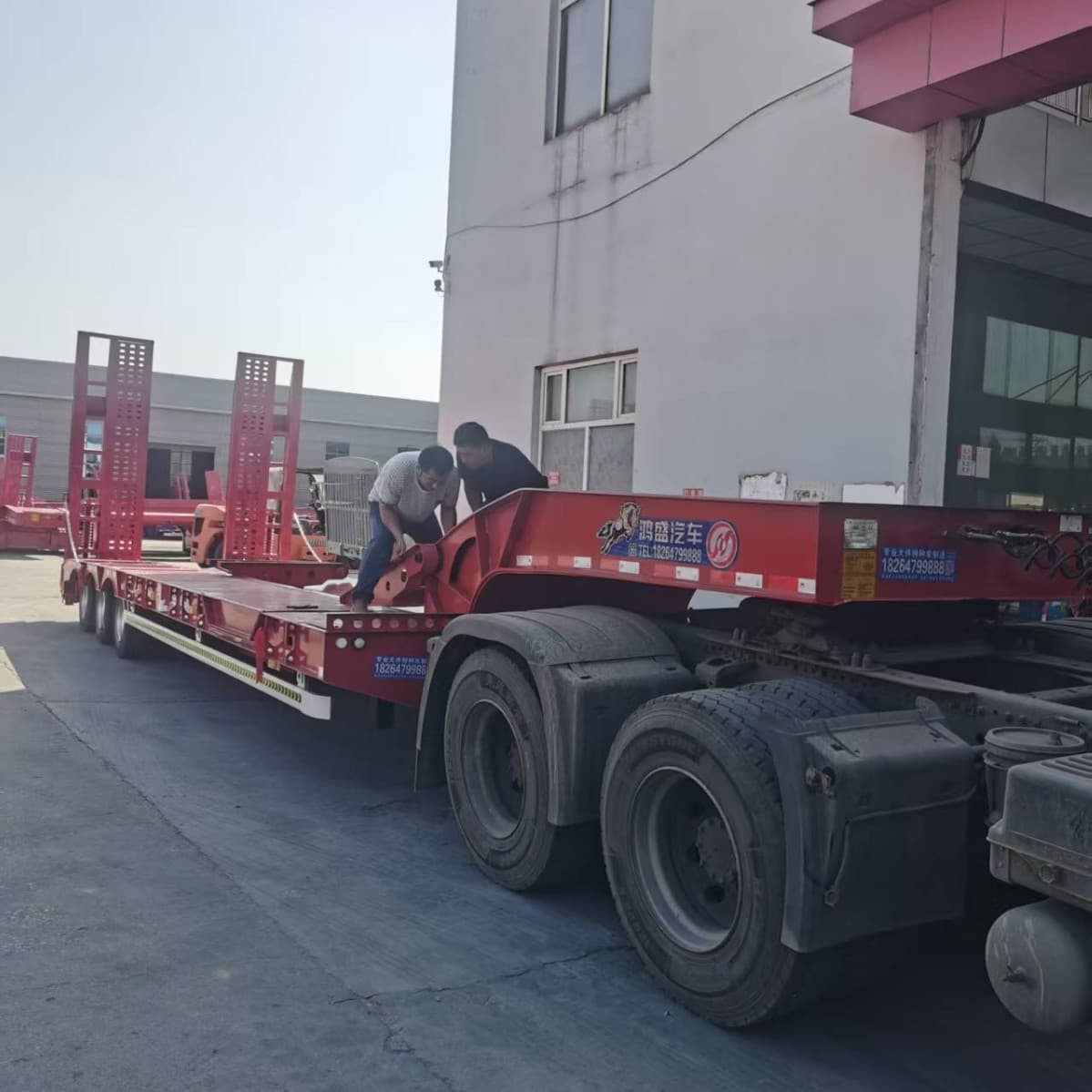 Price of Three-Axle 9.6-Meter Long 3-Meter Wide Mechanical Ramp Low-Profile Semi-Trailer with Non-Exposed Tires
