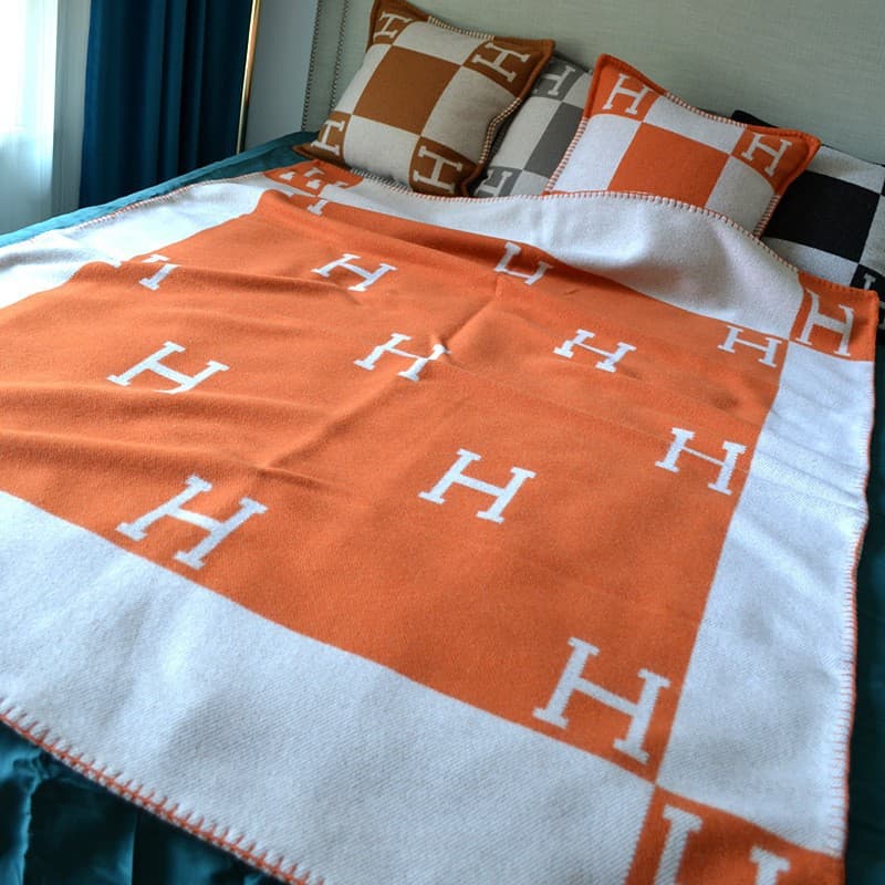 H-brand letter lamb wool shawl blanket, cover, "Tiny Times" same style color-blocked air-conditioning sofa throw pillow lightweight