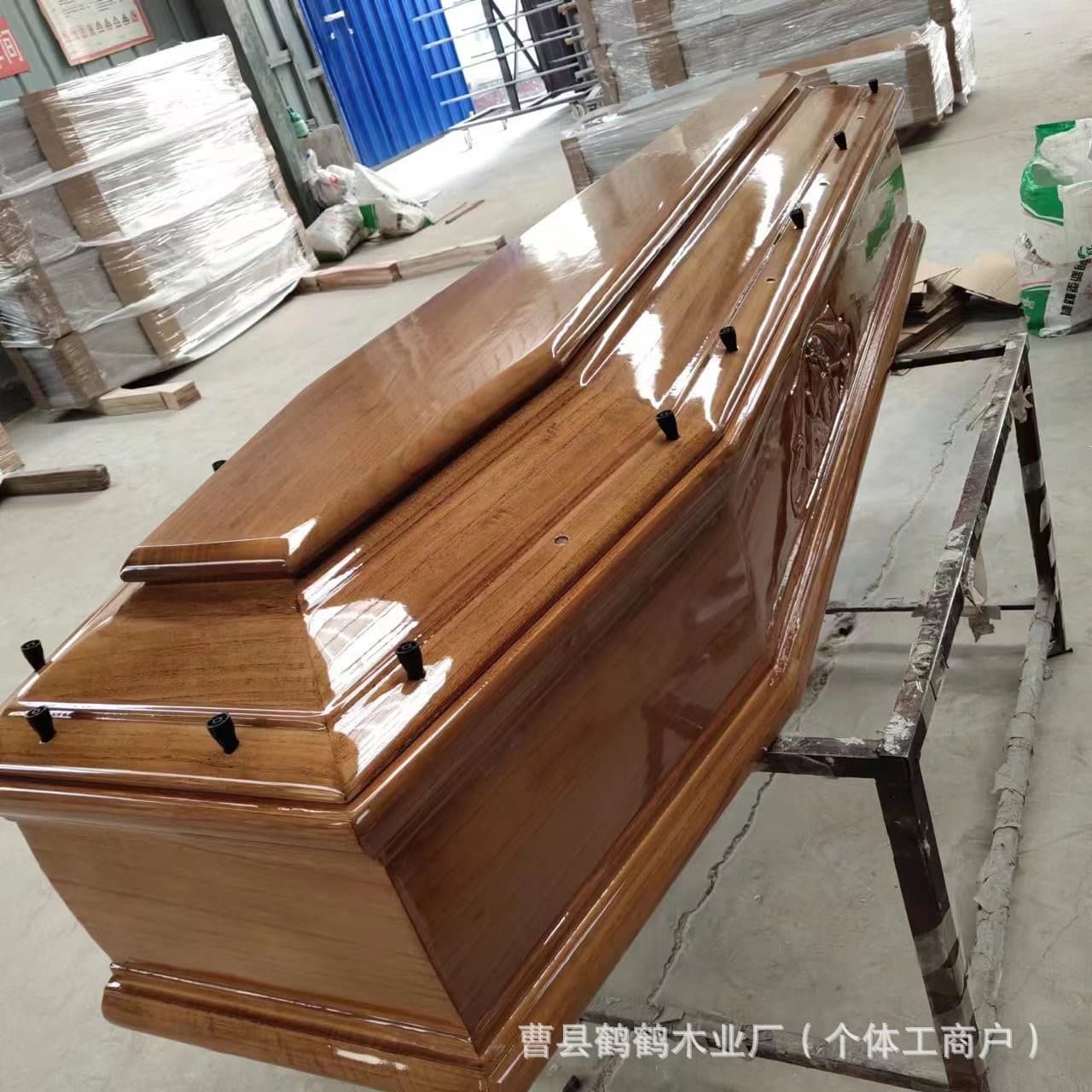 Solid wood European-style coffins, Western-style funeral supplies, wooden coffins for worship, paulownia wood coffins, export coffins, wholesale coffins.