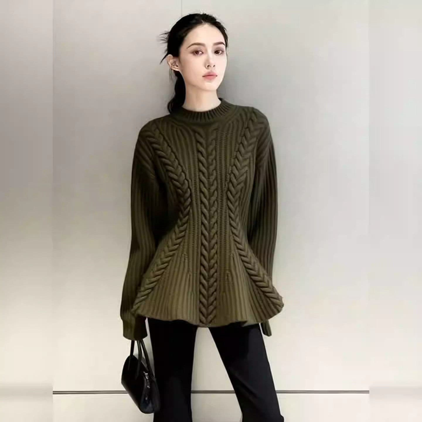 Korean cable-knotted round-neck long-sleeved sweater for women in early spring, high-end sweater with slim waist and base layer top