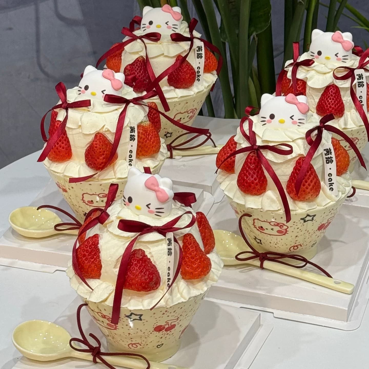 Internet celebrity Christmas New Year strawberry bowl bow KT cat bamboo hat cake decoration ornaments ceramic bowl dress