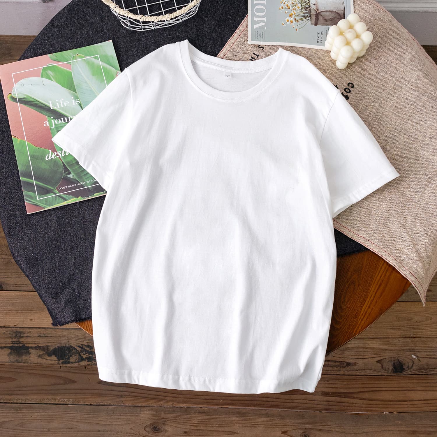 Special offer family outfits, short-sleeved T-shirts for three, new summer style, white cotton, round neck, for boys and girls.
