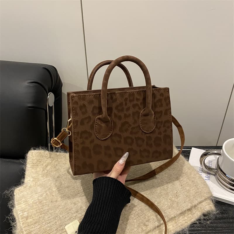 High-looking new bag 2025 niche leopard print crossbody bag fashionable small square bag versatile bucket shoulder handbag