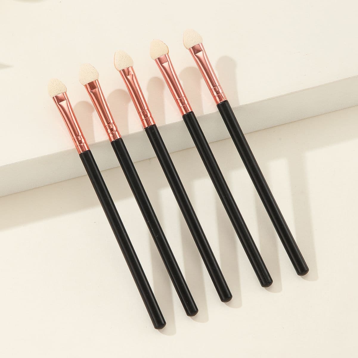 Sponge Eyeshadow Brush Double-Ended Eyeshadow Stick Soft Eye Blending Brush Under-Eye Brush Portable Makeup Brush