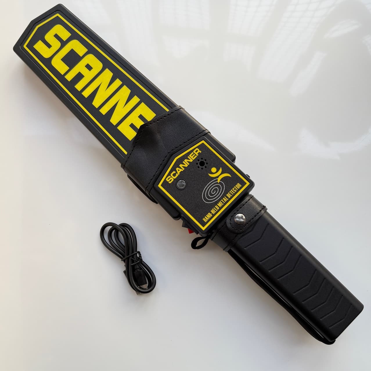 Handheld metal detector with built-in lithium battery, providing up to 7 days of standby time; rechargeable metal detector security scanner.