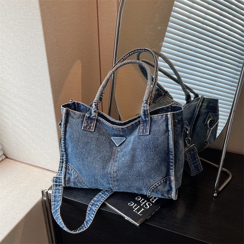 2026 Spring Large Capacity Commuting Tote Bag Niche Premium Oil Waxed Leather Shoulder Handbag Belt Buckle Design Bag