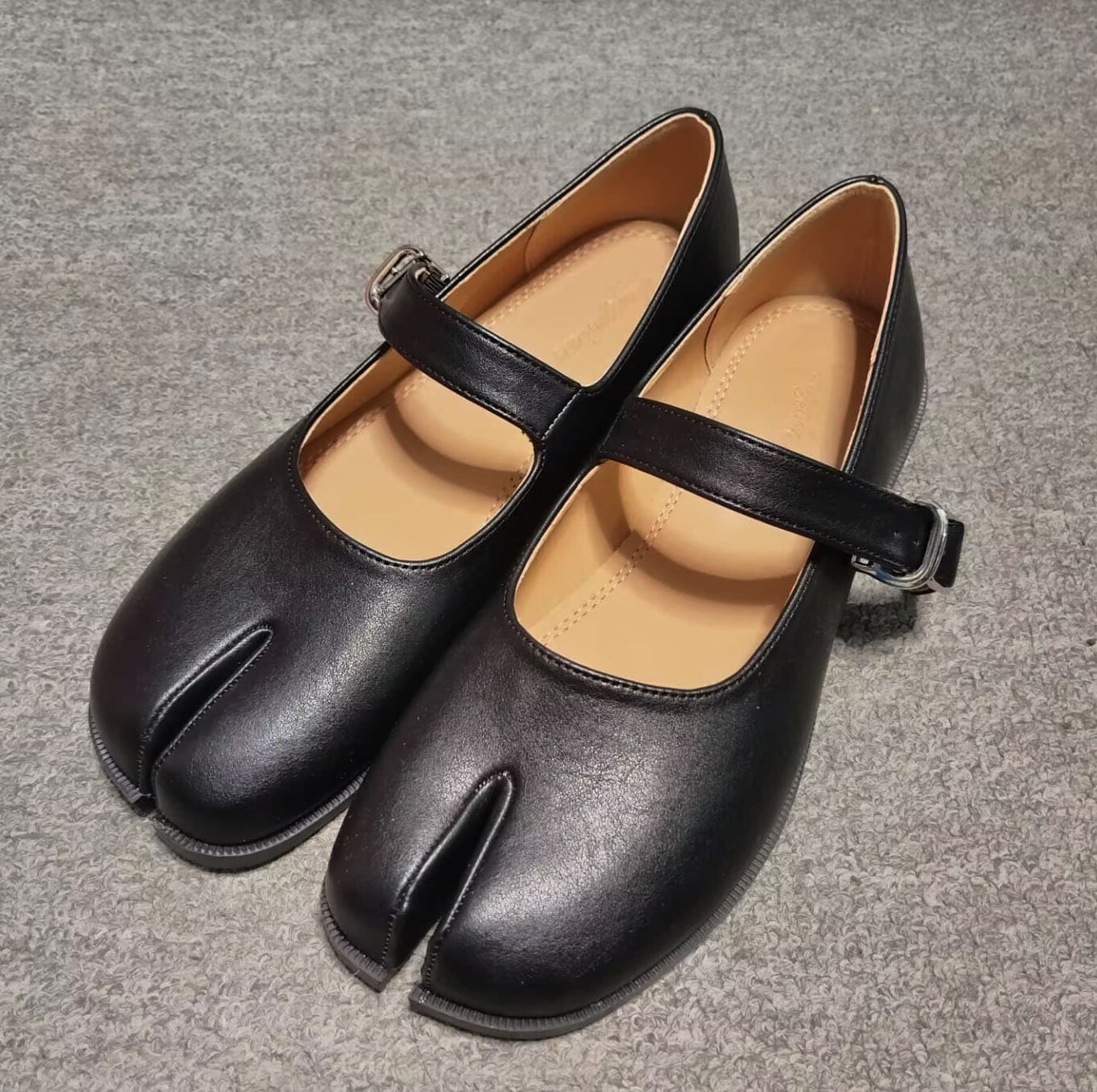 Niche Split-Toe Shoes Women Tabi New Retro Single Buckle Mary Jane Flat Shallow Mouth Loafers