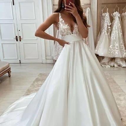 Long Sleeve Lace Wedding Dress 2025 New High-End Niche Light Luxury Reception Gown V-Neck Cathedral Train Style