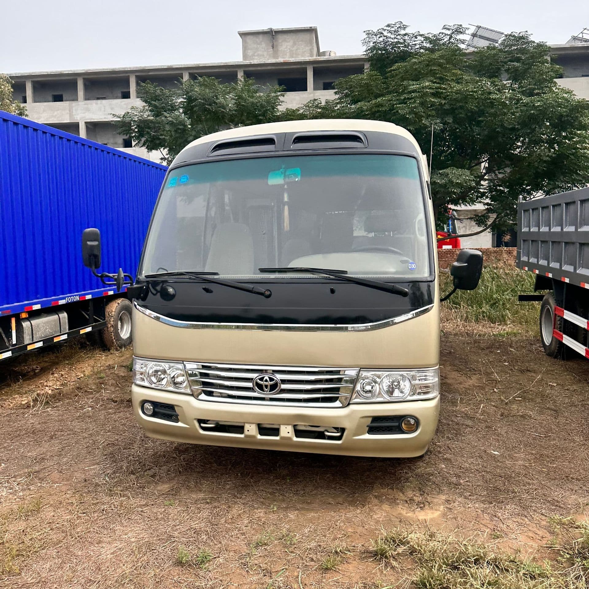 Foreign trade export used premium 13-23 seater Coaster business vehicle equipped with luxury cabin, in stock