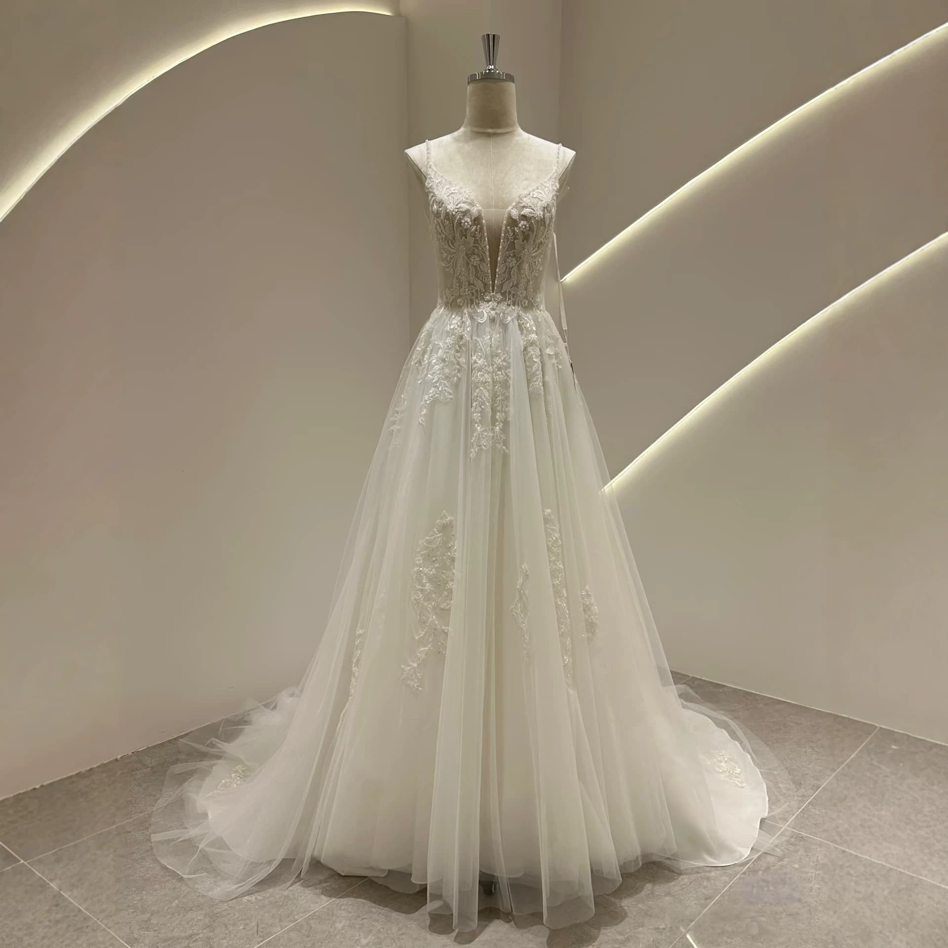 Wedding Dress 2026 European and American Exported Sexy Wedding Dress V-Neck Sleeveless Beaded Lace Backless Light Wedding Gown