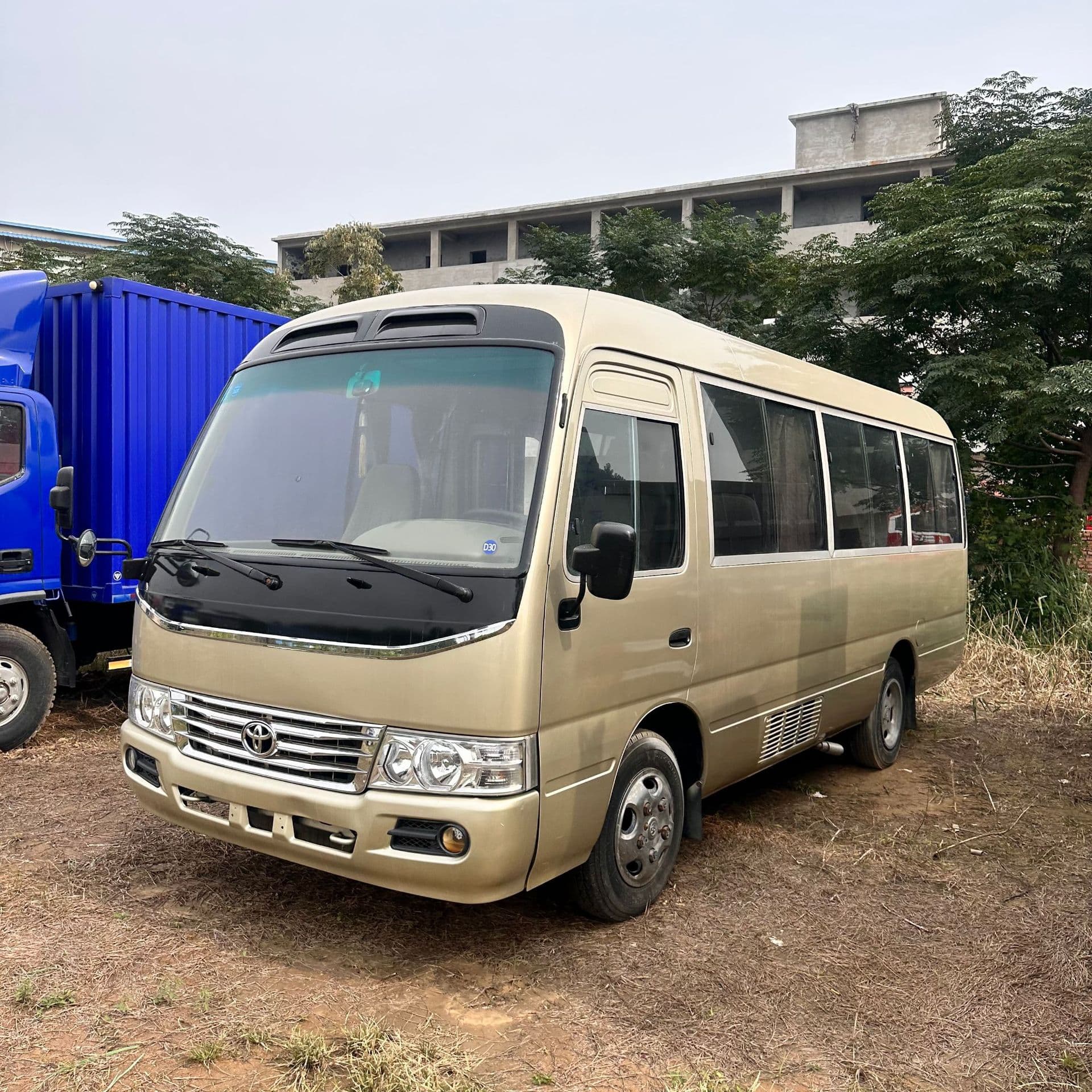 Premium Used Toyota Coaster 19-23 Seater Luxury Bus with Automatic Door and Adjustable Seats, Good Condition
