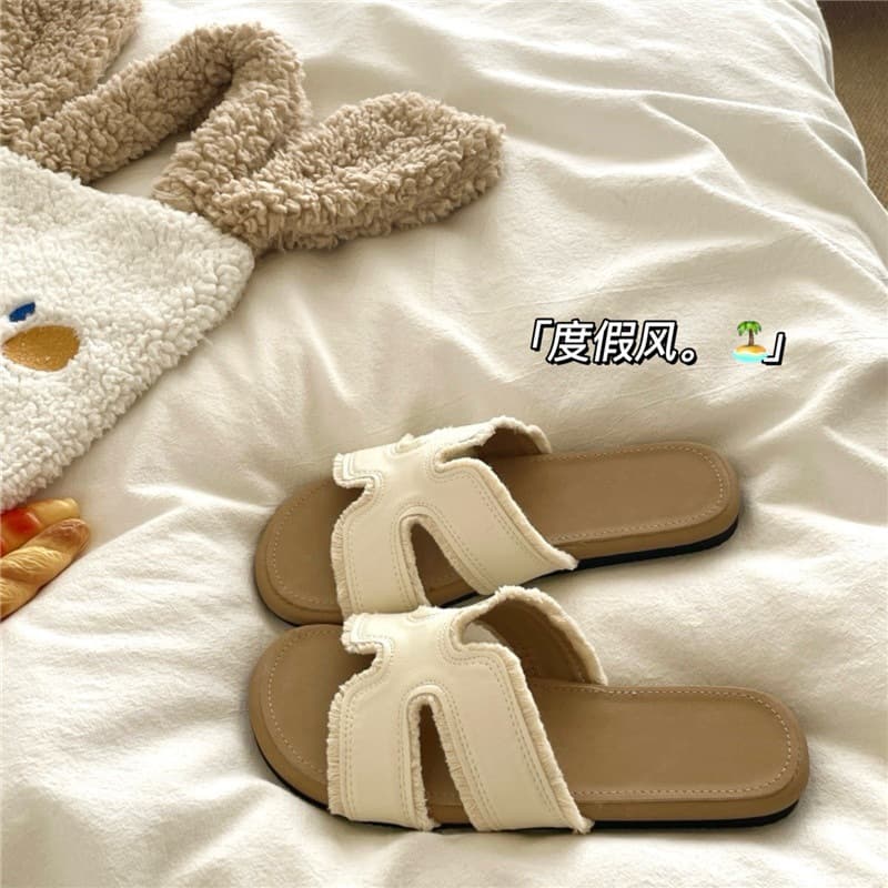 2026 Casual and Comfortable Outdoor Summer Slip-On Sandals for Women, Ins-Style Soft Sole Vacation Style Large Size Flat Sandals for Women