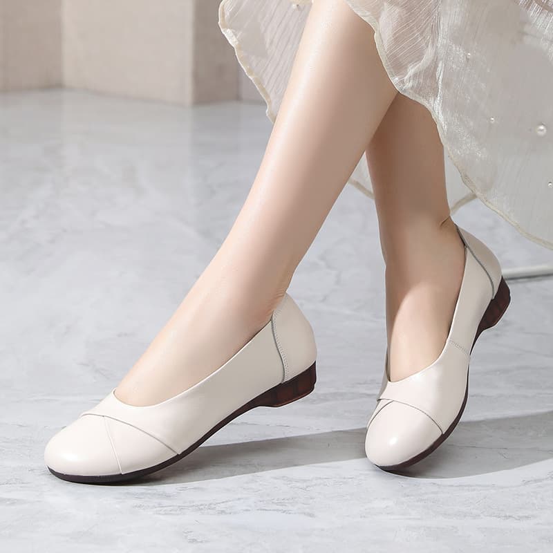 Mother Shoes 2026 New Soft Sole Small Single Shoes Vintage Soft Leather Middle Aged and Elderly Driving Shoes Shallow Mouth Four Seasons Women's Shoes