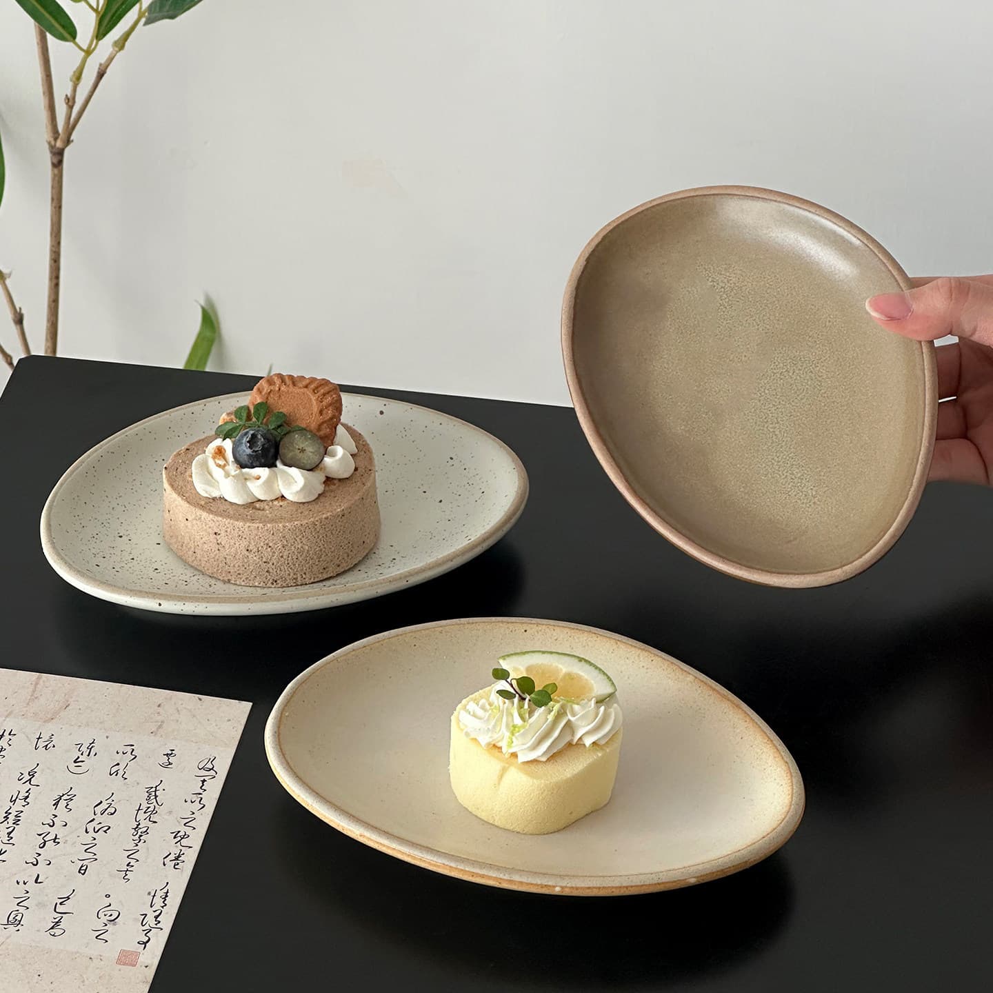 Retro high-end stoneware plate, exquisite afternoon tea dessert plate, tea snack plate, light luxury fruit plate, cake plate