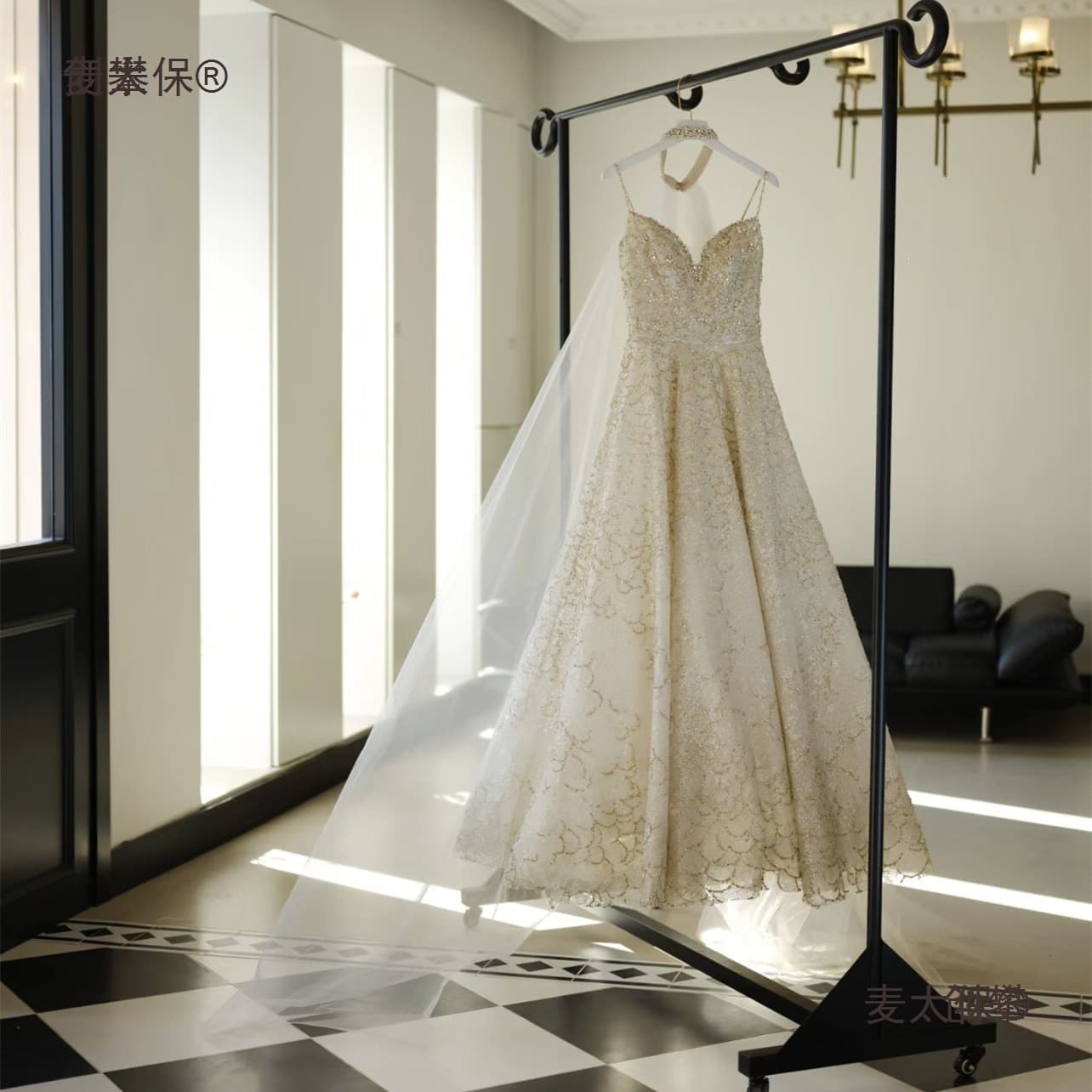 Black floor-standing wedding dress display rack dress display rack Xiuhe clothes hanger hanging clothes rod hanging head