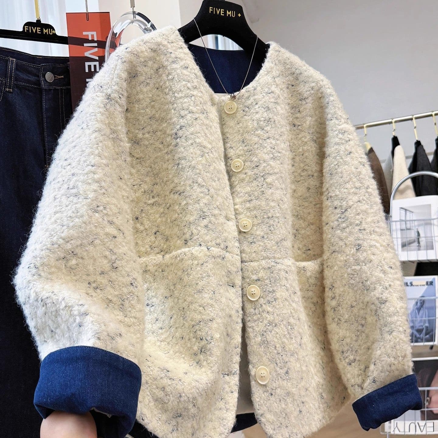 2025 New Korean Medium Thick Round Neck Short Jacket Women's Autumn and Winter Unique and Beautiful Woolen Jacket