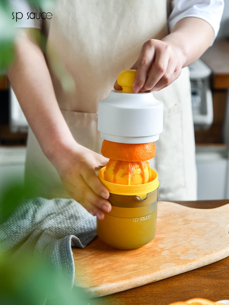 Simple Manual Juicer Small Portable Orange Juice Cup Household Press Fruit Orange Lemon Juicer