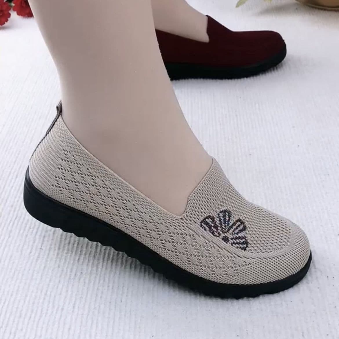 Old Beijing Cloth Shoes Women's Summer New Fly Knit Breathable Casual Shoes for Mothers Middle-aged and Elderly Walking Shoes Embroidered Shoes