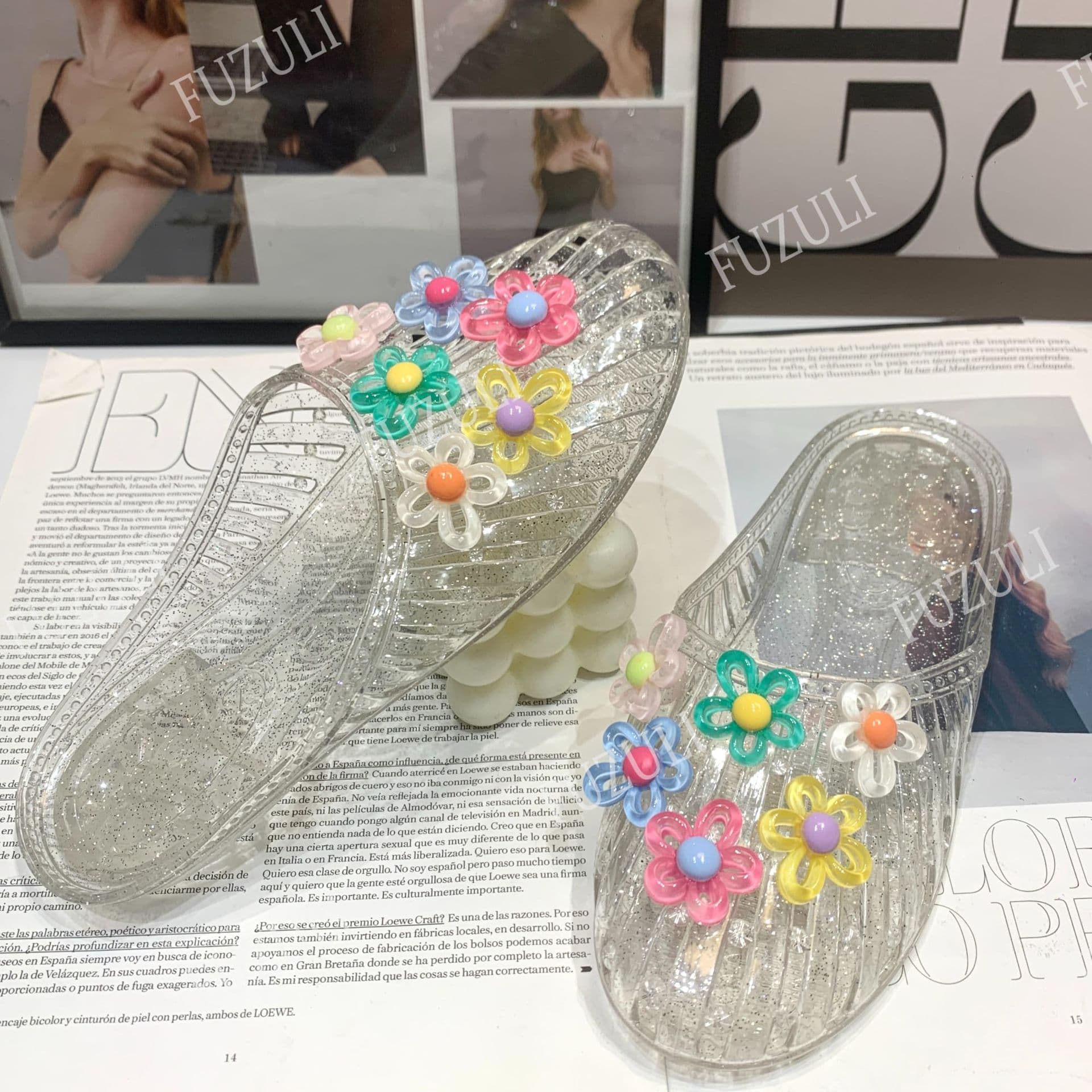 New Korean style jelly shoes for women, fashionable and wearable, closed-toe flat sandals, transparent shoes with floral accessories, beach shoes wholesale.
