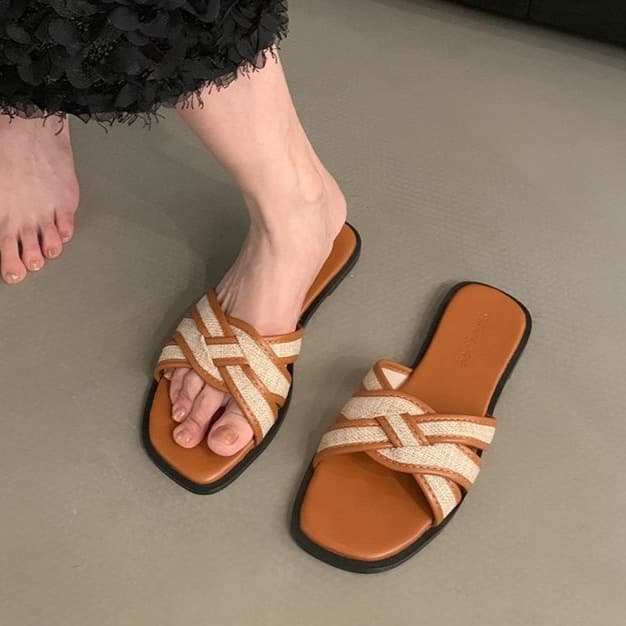 Retro niche slippers for women's summer outer wear, new high-end, fashionable, French style, versatile flat beach sandals