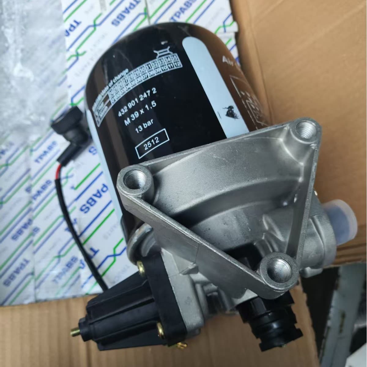 Sinotruk Howo Parts Cabin Dryer Assembly Large Hole Dryer WG9000360521 Dryer Cartridge