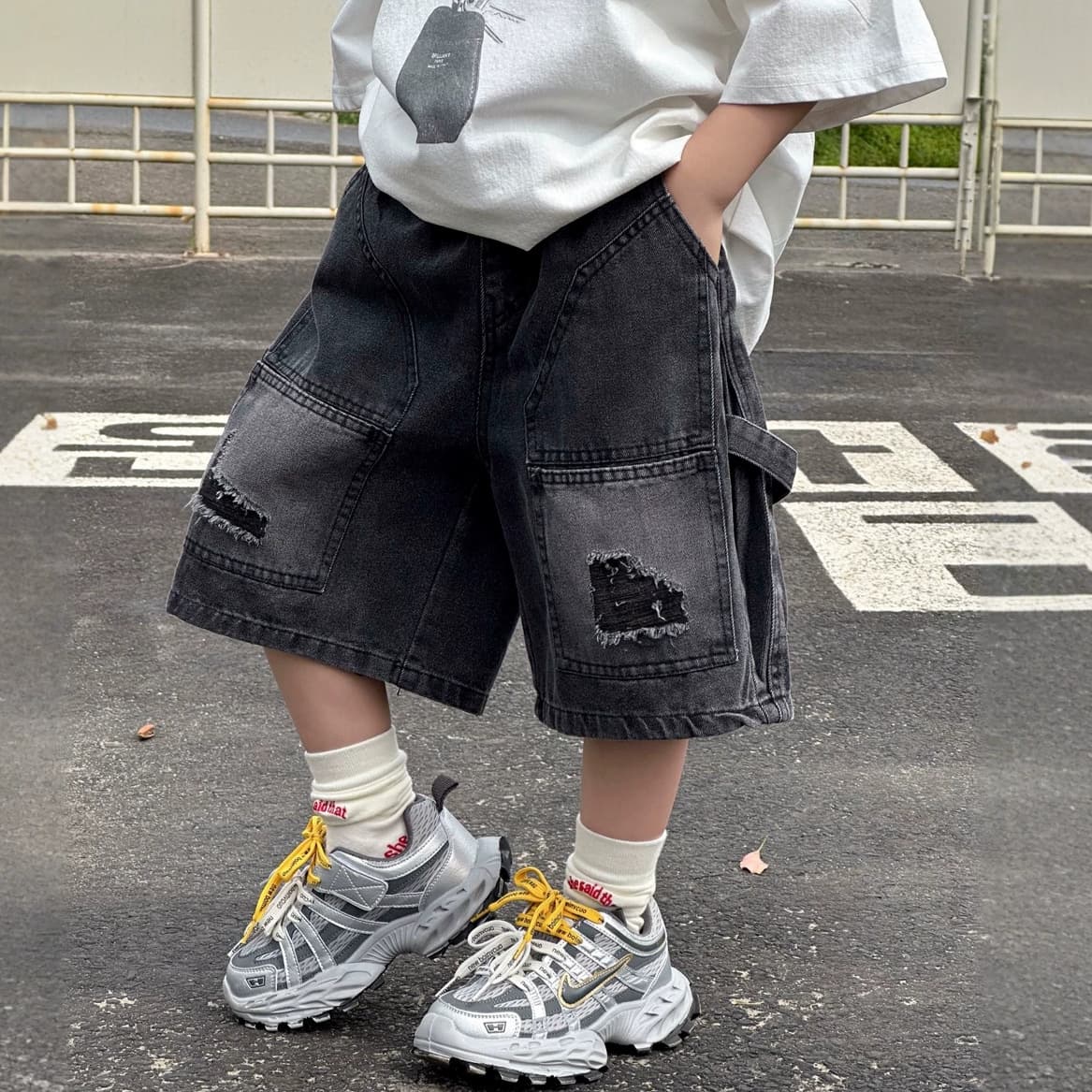 Xiner 2026 Summer New Children's Patch Pocket Distressed Retro Denim Shorts Boys Denim Mid-Length Shorts Five-Point Shorts Trendy