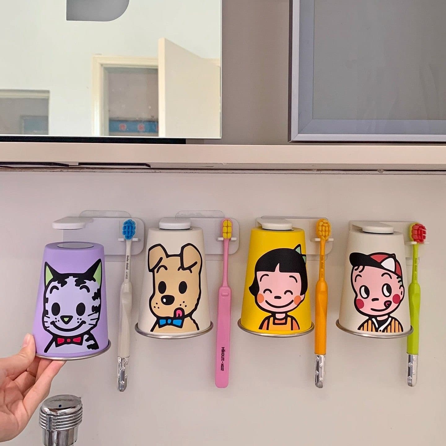 Cute magnetic mouthwash cup wall hanging no punching bathroom cup holder toothbrush holder children's wash cup student dormitory tooth cup