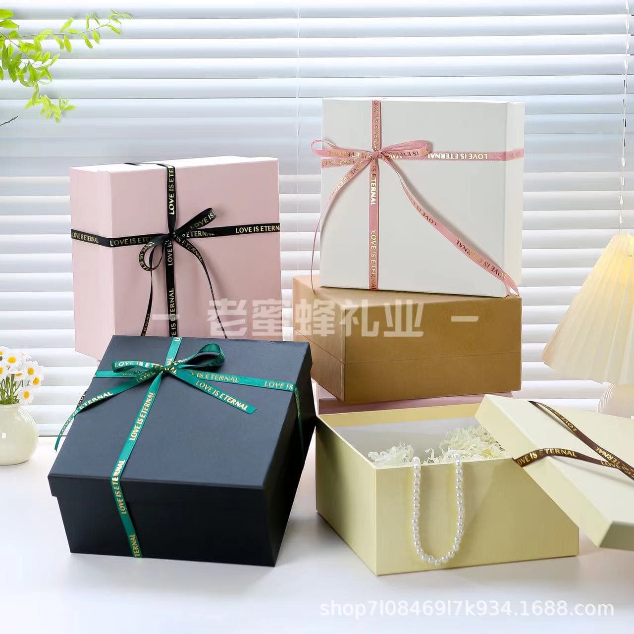 Square heaven-and-earth lid companion gift box, large holiday gift box, Christmas present packaging