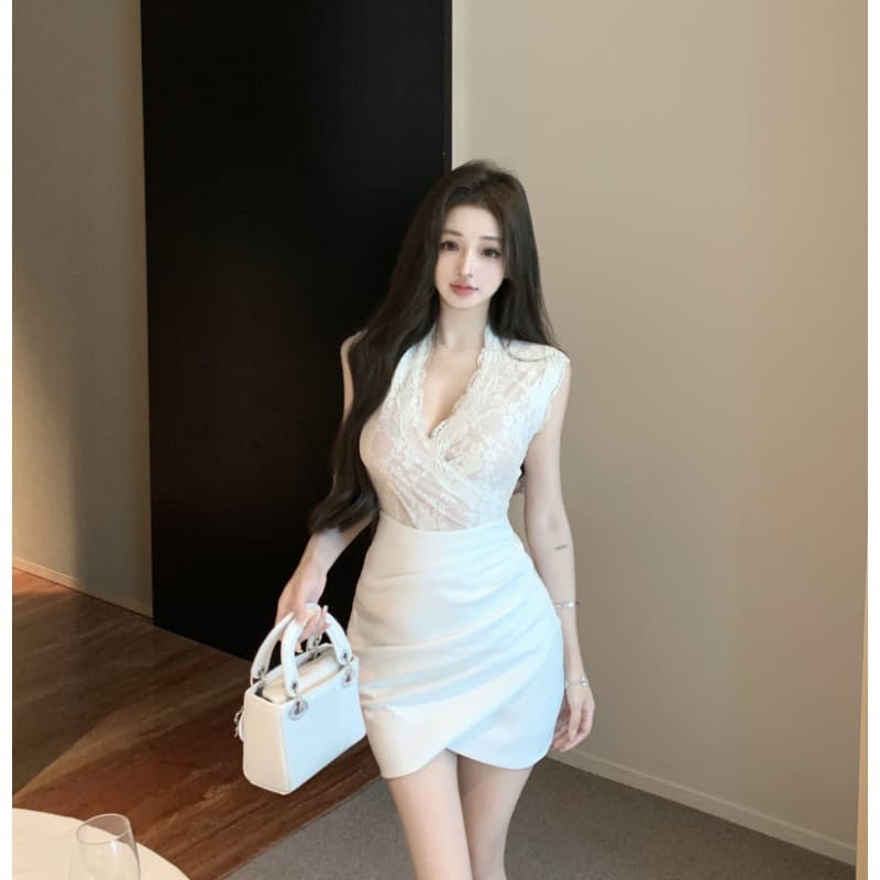 2025 New Elegant Socialite V-Neck Cross Lace Top for Women, Summer Wear-Out Hot Girl Sexy Sleeveless Vest