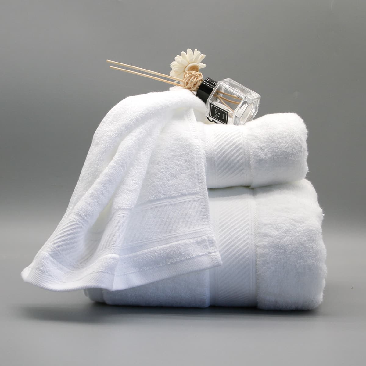 Wholesale of thick, ultra-soft, absorbent cotton bath towels for hotels, B&Bs, beauty salons, and white towel sets