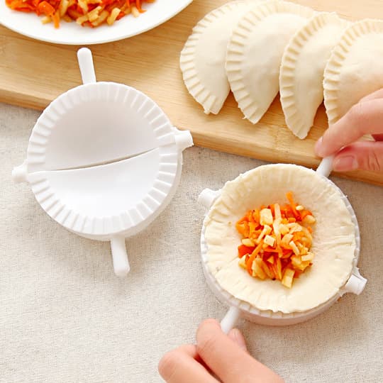 Creative dumpling maker household dumpling mold kitchen practical gadget flower-shaped heart-shaped hand-made dumpling artifact
