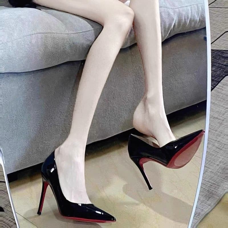 Sexy red-soled high heels for women, professional stiletto heels, new spring style, black patent leather, side cutout pointed toe, elegant style.