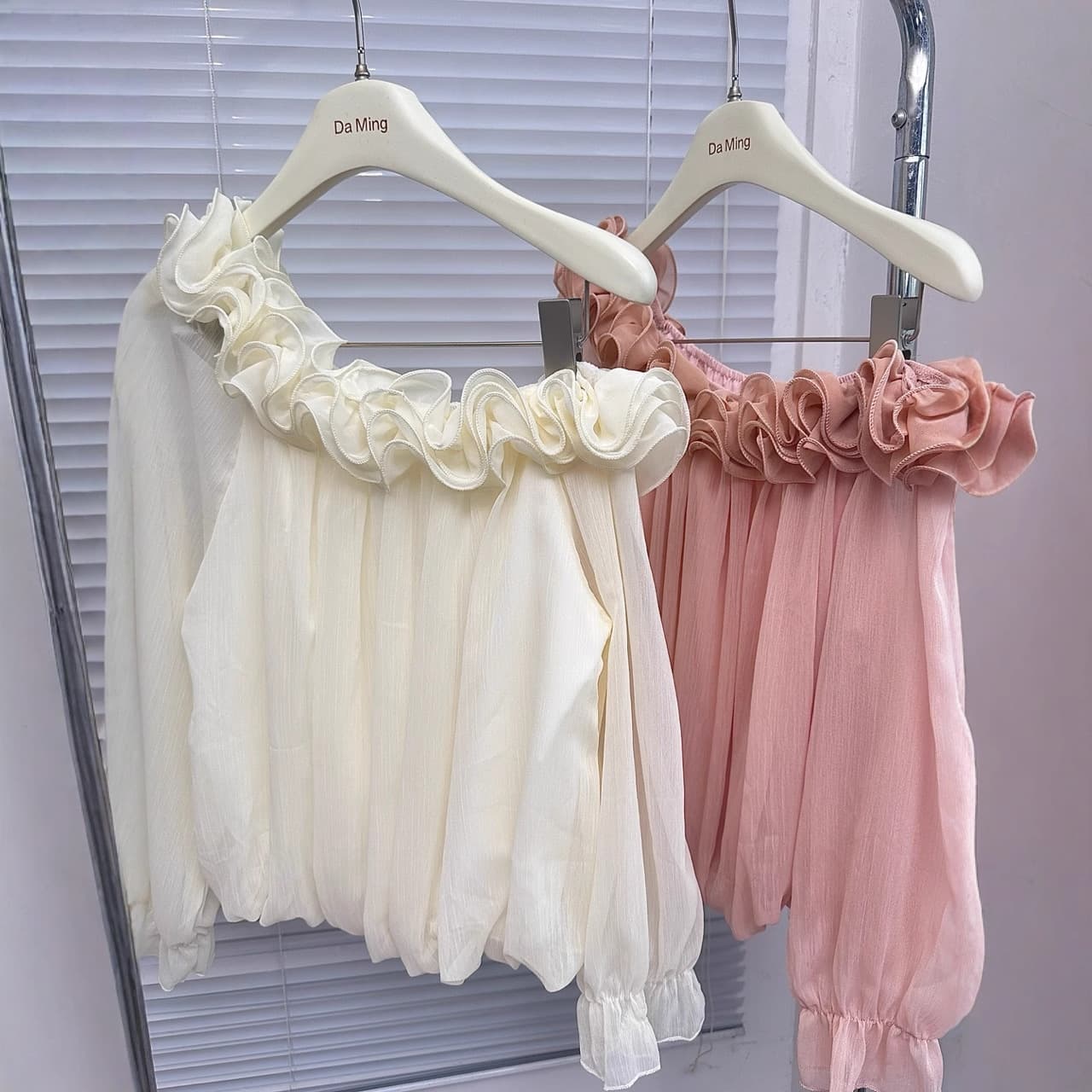 Soft Pink One-Shoulder Long-Sleeve Blouse for Women Autumn French Chic Loose-Fit Off-Shoulder Design