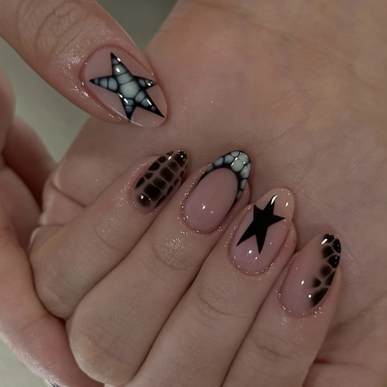French Crocodile Texture Export Wearable Nails Short Almond Shape Simple European American Star Nail Art Fake Nails Wholesale