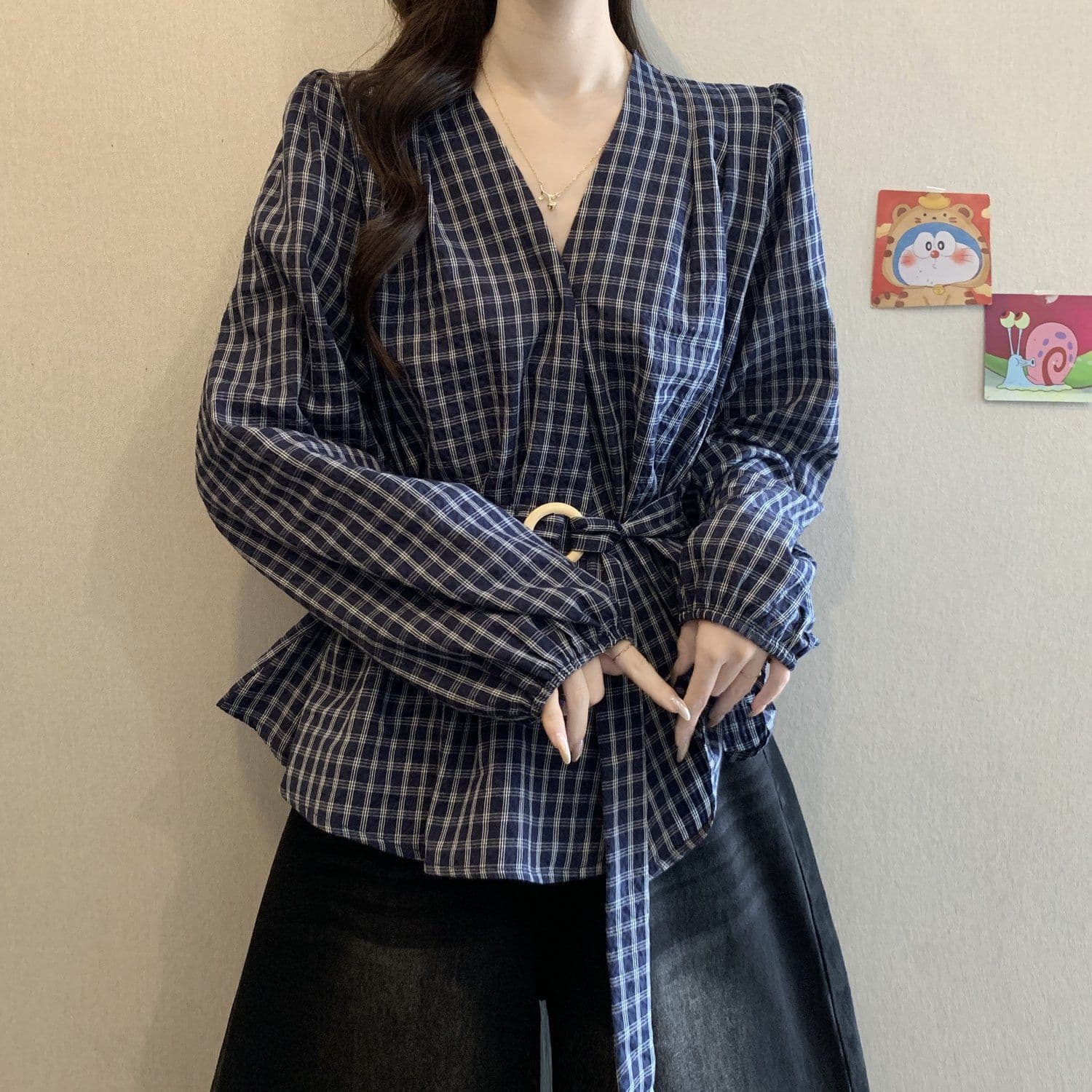 Retro checkered V-neck long-sleeve shirt for women, new spring and autumn style, plus-size for curvy women, slimming waist-cinching base layer top.