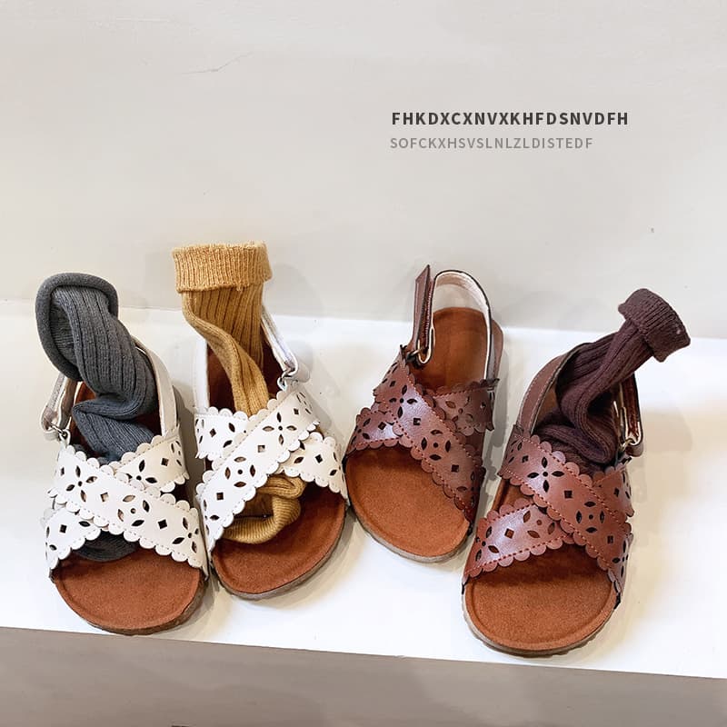 Carved Korean Style Children's Sandals Girls Summer New Cork Beach Shoes Soft Sole Baby Casual Princess Shoes