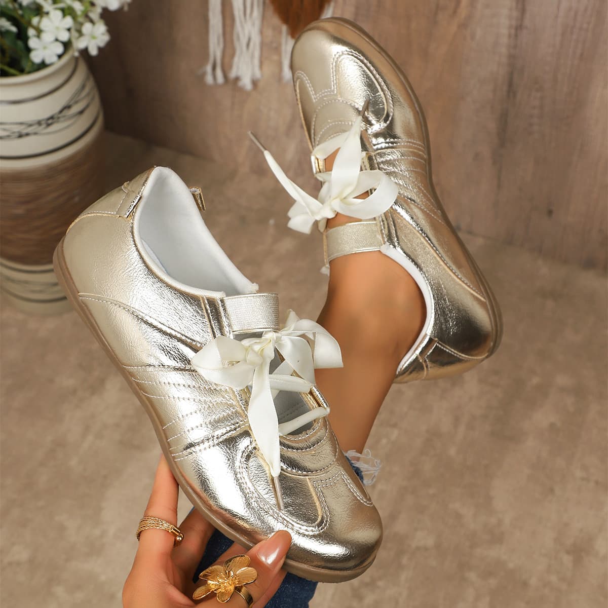 Women's plus-size color-blocked sneakers, new spring and autumn style, European and American style, flat and retro, front lace-up sneakers, in stock.