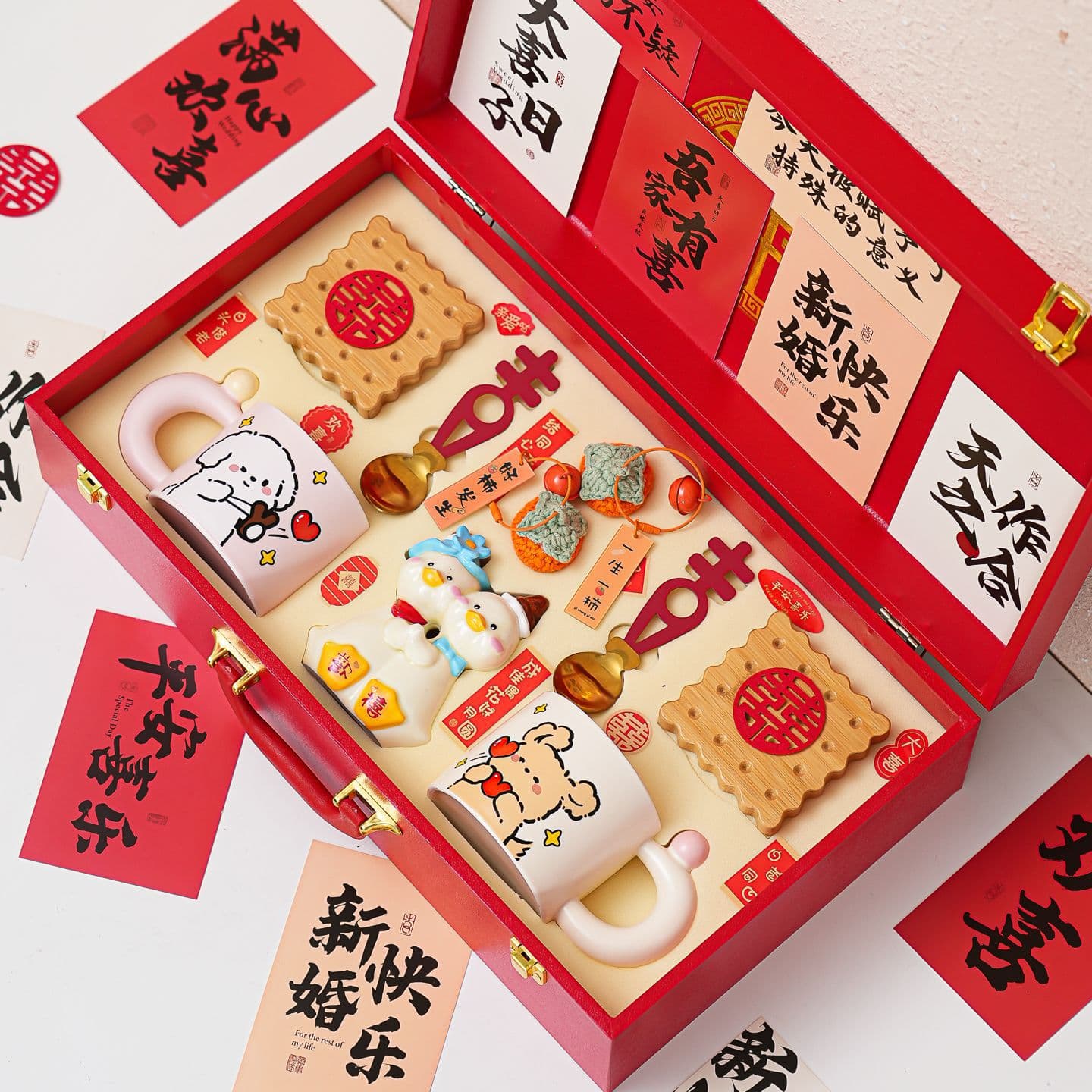 Wedding gifts, engagement gifts, sophisticated and practical souvenirs, or coffee cup ornaments as favors for close friends.