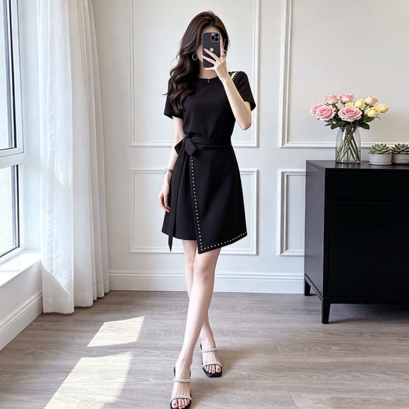 Black Hepburn style little black dress, high-end women's summer design, off-the-shoulder, light and mature style, waist-slimming dress, slimming temperament
