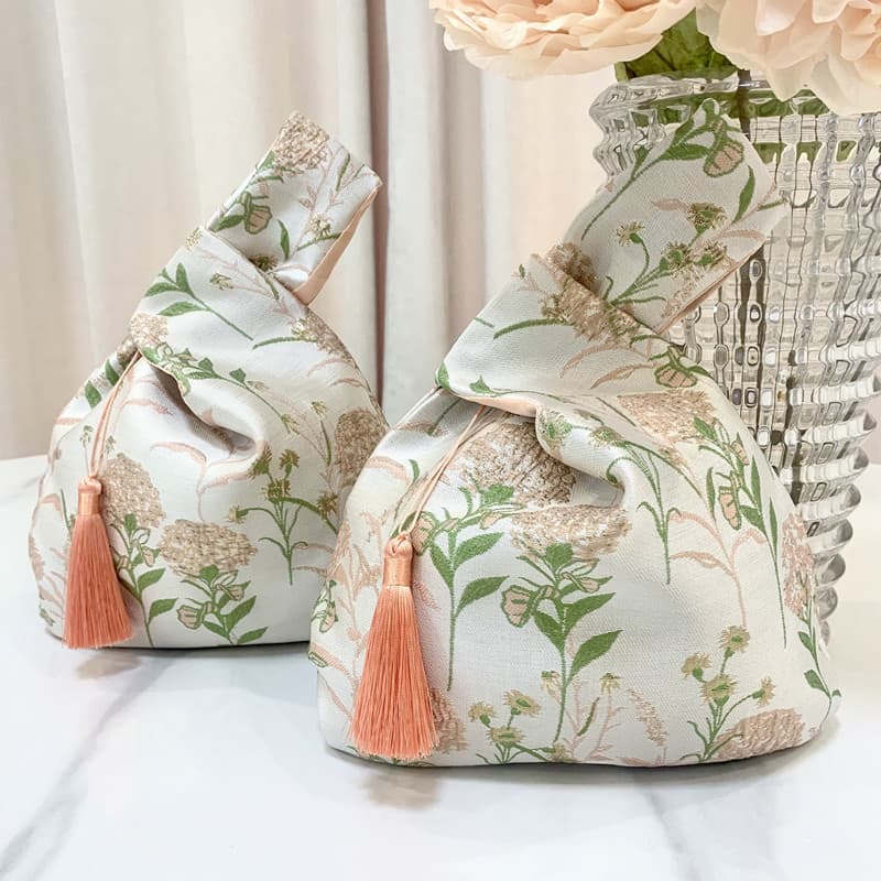Gold thread jacquard tassel new Chinese style gift wrist bag, wedding and festival gift box, new style furoshiki handbag.
