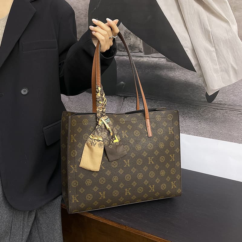 2025 Autumn and Winter New Shoulder Bag Large Capacity Tote Bag Fashion Ladies Retro Classic Shoulder Bag