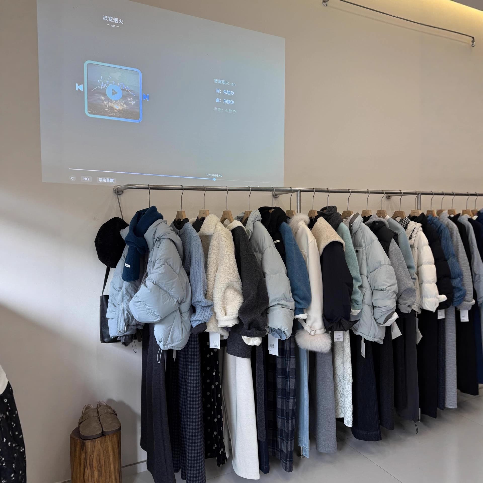 Brand closing down sales, physical store live streaming, stall sales, high-quality autumn/winter designer women's clothing clearance sale wholesale.