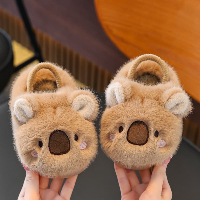 Children's cotton slippers for boys, winter indoor home use, non-slip, warm, cute cartoon style, for girls and babies.