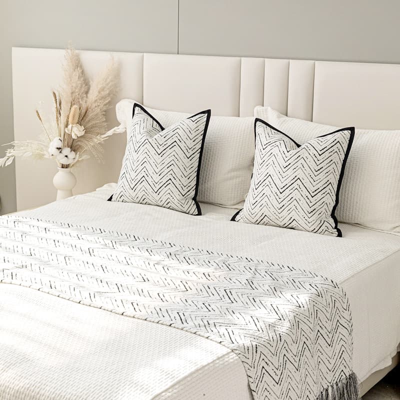 Modern minimalist style showroom throw black and white wave pattern throw blanket bedside pillow Italian B&B bed scarf bed runner